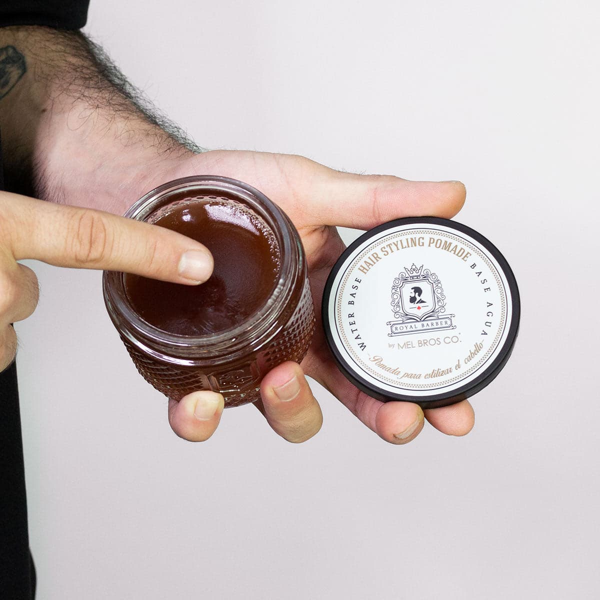 Pomada Base Agua Royal Barber 4oz | Aceite de Cedro + Formula Alemana + Activos y Ceras Naturales 3
